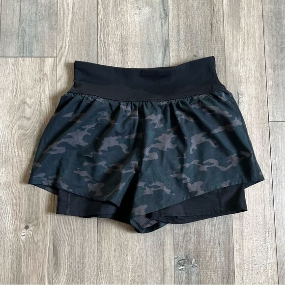 SPANX Dark Camo Print Workout Shorts Size Small - Picture 1 of 4